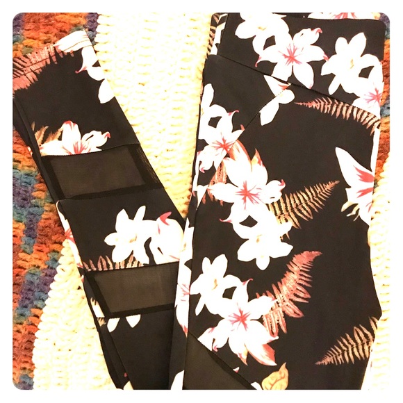 Pants - Women’s floral activewear pants 🌺